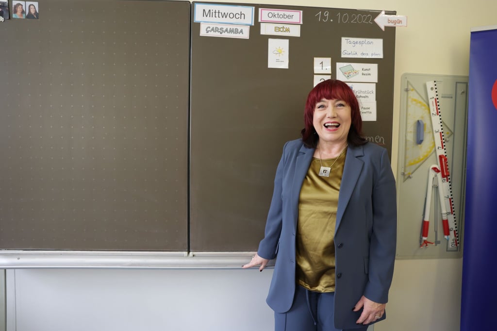 Sabine-Astrid Busse (SPD), Bildungssenatorin von Berlin, in einer Schule.