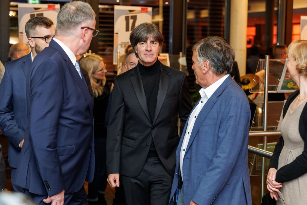 Joachim Löw (M) auf der Gala zur Verleihung der Deutschen Fußball-Kulturpreise.