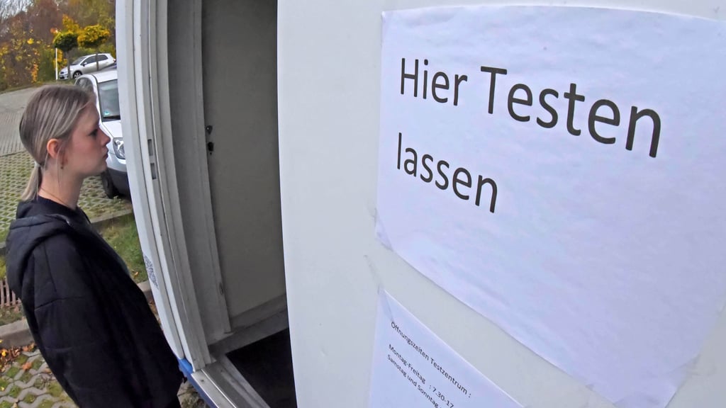 Auf dem Parkplatz des Ameos Klinikums gibt es jetzt eine Teststation. Sie ist auch am Wochenende offen.