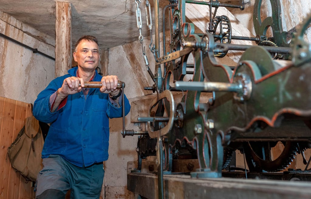 Seit zwölf Jahren kümmert sich Jens Dube um die alte Kirchturmuhr in Kayna. Am Freitag hat er sie für eine Stunde angehalten.