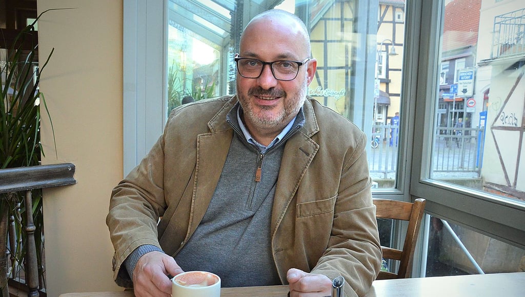 Hier fühlt sich Andreas Scotland (AfD) in Salzwedel besonders wohl: Beim Kaffeetrinken in seinem Lieblingsrestaurant.