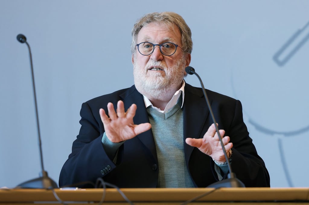 Stiko-Chef Thomas Mertens: Aufgabe werde es bleiben, diejenigen zu schützen, die ein Risiko hätten zu erkranken, durch Impfen oder auch das Tragen von Masken.