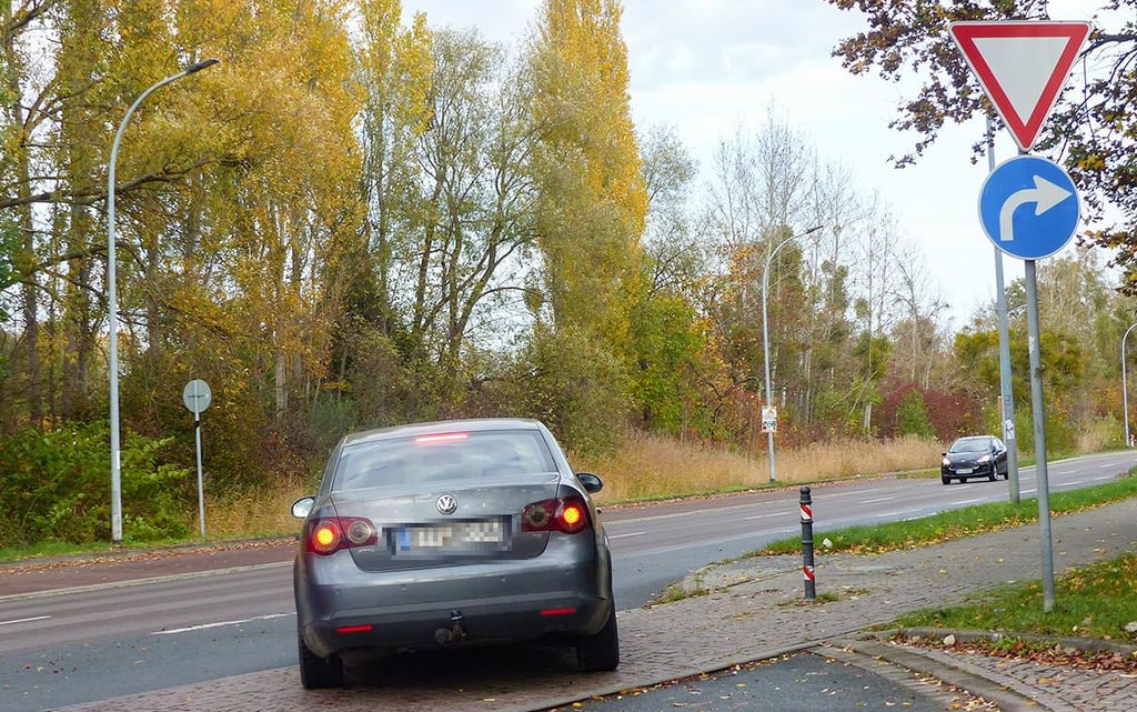 Nur nach rechts darf man auf die Verbindungsstraße abbiegen.