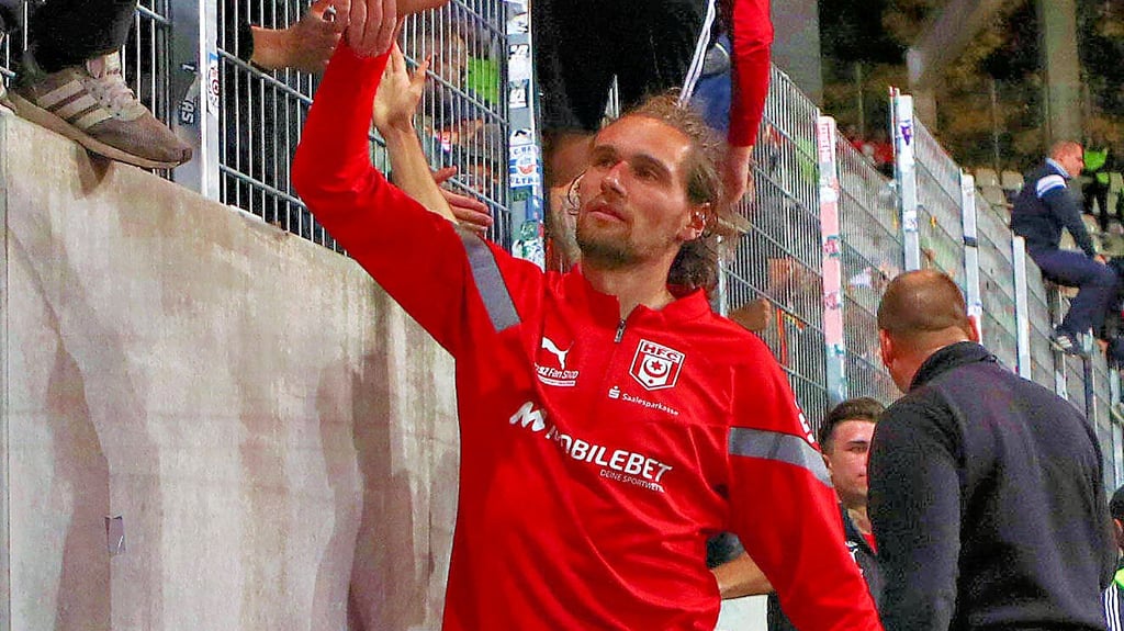 Kapitän Jonas Nietfeld hatte lange einen schwern Stand. Jetzt wird er von den HFC-Fans gefeiert – wie hier nach dem 1:1 in Aue.
