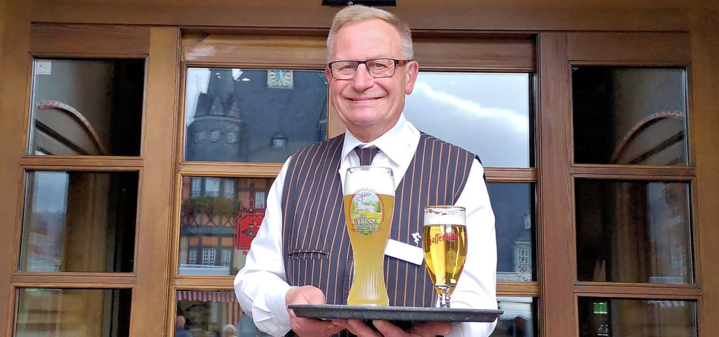 In der Gastronomiebranche ist Christoph Schulz eine Ausnahme: Bis zum Ruhestand hält der 65-Jährige seinem Lehrbetrieb, dem Hotel „Weißer Hirsch“ in Wernigerode, die Treue.