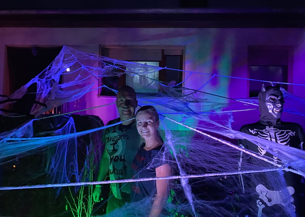 Chris und Sandra Nicolai haben den Vorgarten ihres Hauses für Halloween schaurig gestaltet.