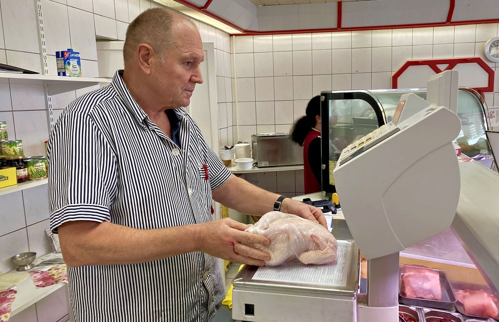 Frank Richter wird das Traditionsgeschäft „Geflügel-Richter“ in der Burger Innenstadt bis zum Ende des Jahres zwar weiterführen, allerdings anders, als es die Kunden seit über fünf Jahrzehnten gewohnt sind.