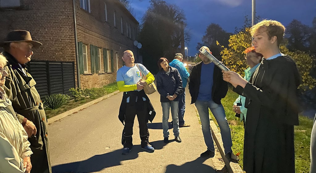 An verschiedenen Stationen machte die Gruppe bei der Wanderung in Hohenziatz durchs Dorf Halt.