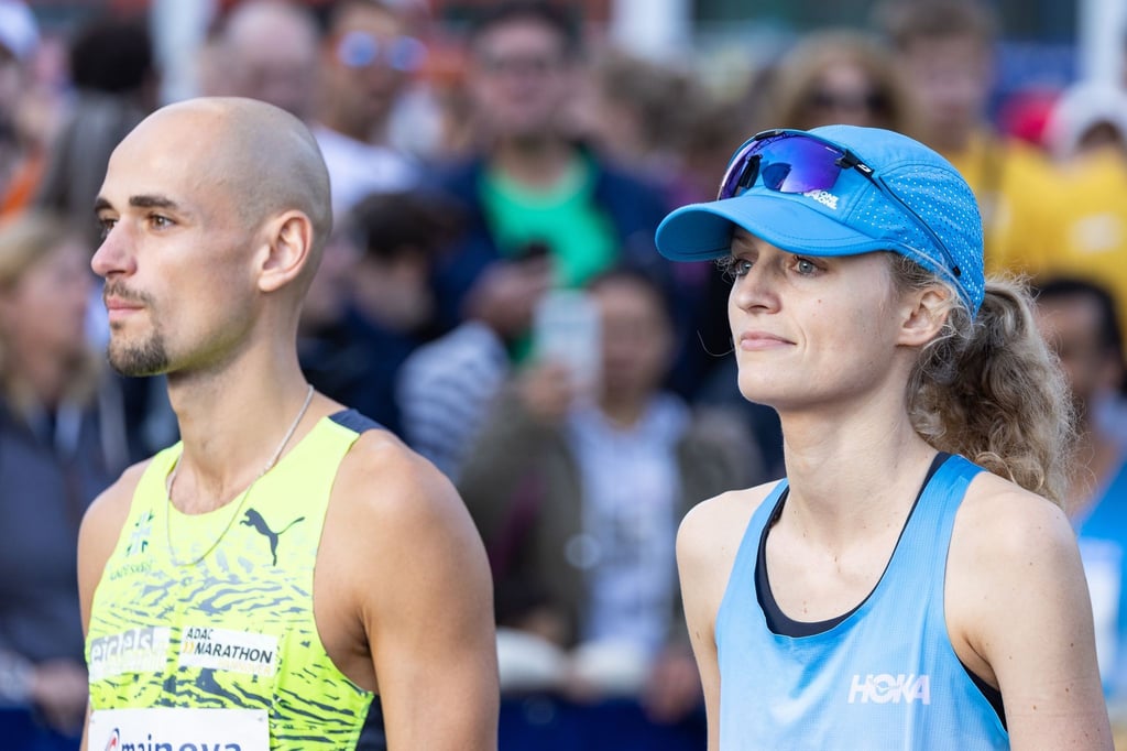 Die deutschen Marathonläufer Hendrik Pfeiffer (l.) und Thea Helm kurz vor dem Start zum Frankfurt-Marathon.
