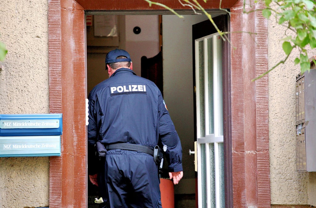 Die Polizei bei einer Hausdurchsuchung.