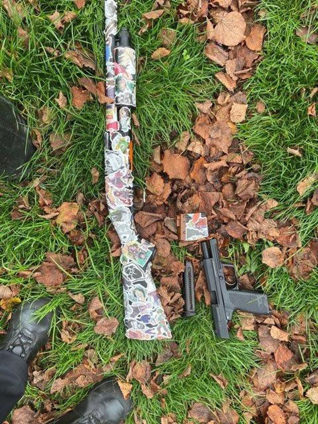 Die täuschend echt aussehenden Waffen der Anime-Fans: Die linke Waffe sieht aus wie eine Vorderschaftrepetierflinte, die rechte wie eine Pistole.