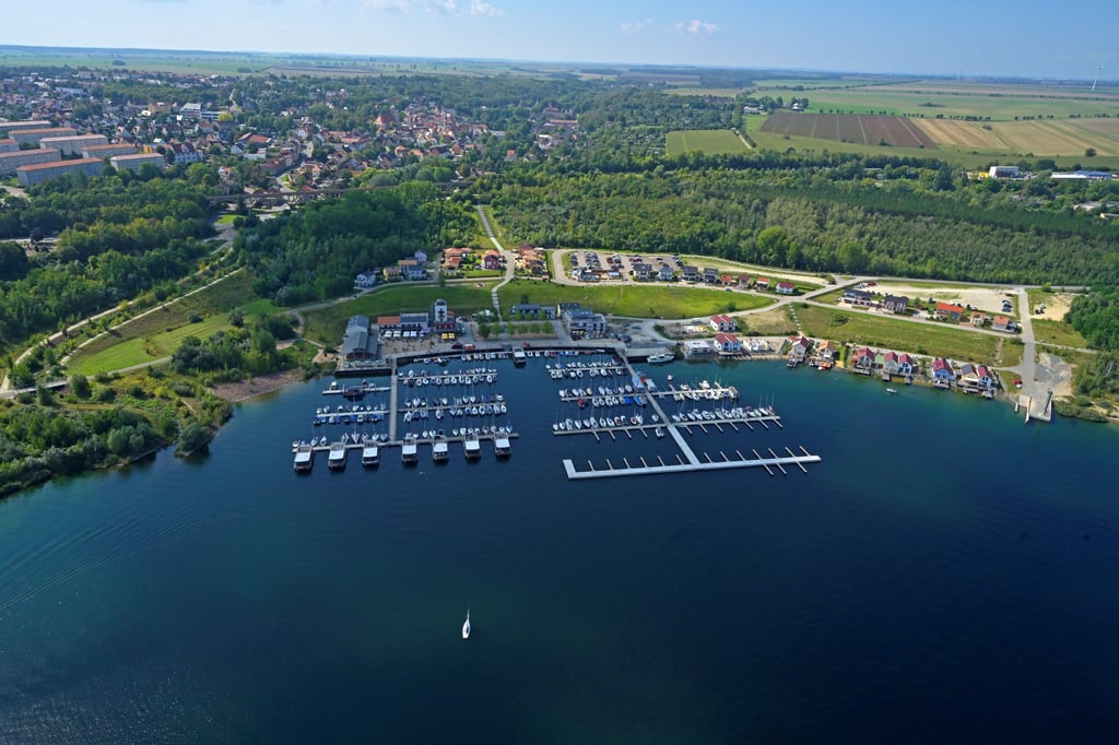 Diese Luftaufnahmen von Christian Bedeschinski für die LMBV stammt aus dem Jahr 2021 und zeigt den Geiseltasee und die Marina Mücheln. Zwischen dem Hafen und dem Einlauf der Stöbnitz finden nun Bohrungen statt.