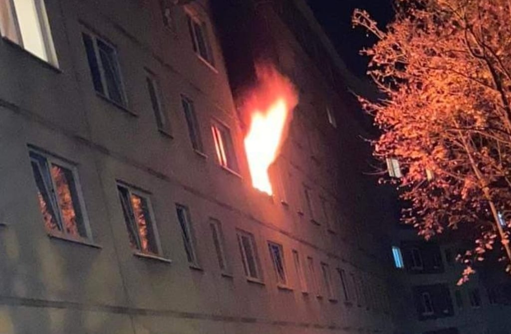 Die Flammen eines Brandes in Halle loderten aus dem Fenster.