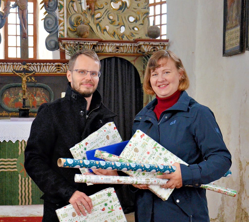 Die ersten Tombolapreise für den Jeetzer Adventszauber haben Alexander und Jana Prinz schon in Geschenkpapier eingepackt.