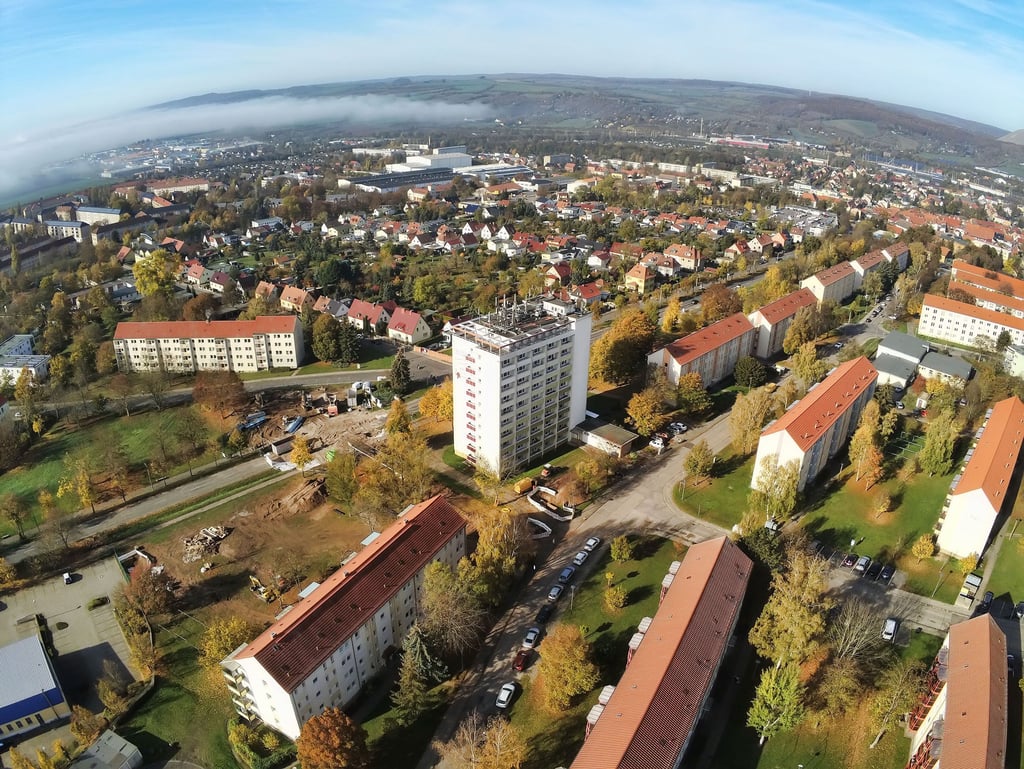 Blick auf das Sangerhäuser Hochhaus.