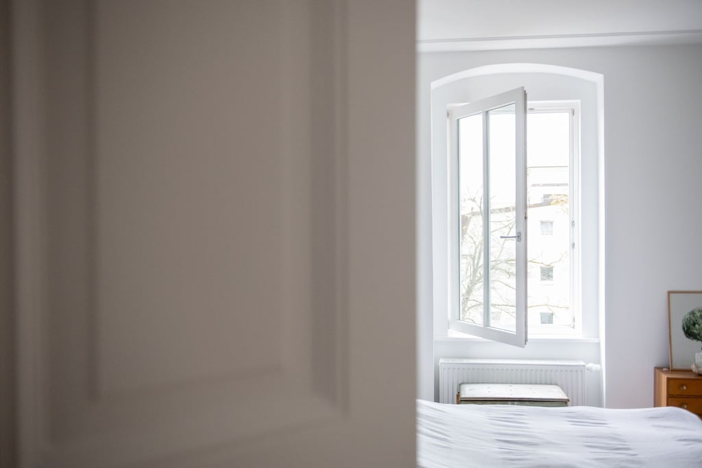 Stoßlüften ist wichtig, auch wenn es draußen sehr kalt ist - es reicht aber das Fenster kurz weit zu öffnen.