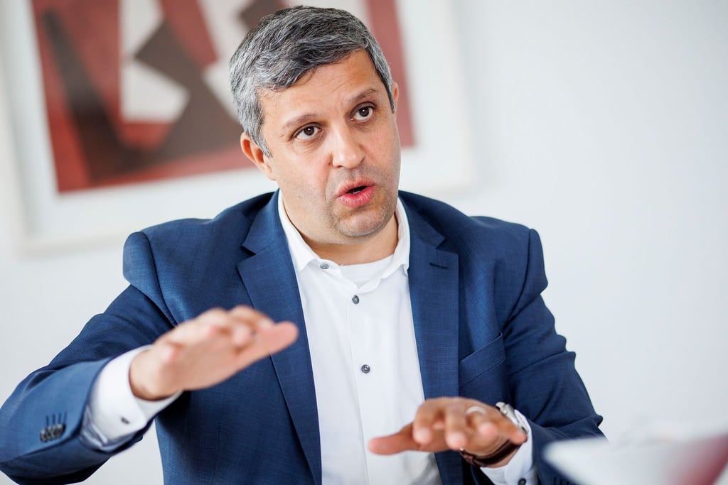 Raed Saleh, Landesvorsitzender der SPD Berlin und Vorsitzender der SPD-Fraktion im Berliner Abgeordnetenhaus, bei einem Interview mit Redakteuren der Deutschen Presse Agentur (DPA) im Kurt-Schuhmacher-Haus.