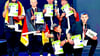 WM-Bronze für die Magdeburger  Crew „Togther One“: Lasse Kiesendahl, Felix Drachau, Peer Rink , Mauro Brunner,  Luca Müller, Ian Müller (v.l.) präsentieren stolz Pokal, Medaillen und Urkunden.