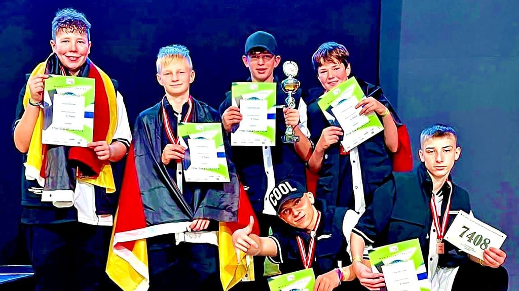 WM-Bronze für die Magdeburger Crew „Togther One“: Lasse Kiesendahl, Felix Drachau, Peer Rink , Mauro Brunner, Luca Müller, Ian Müller (v.l.) präsentieren stolz Pokal, Medaillen und Urkunden.