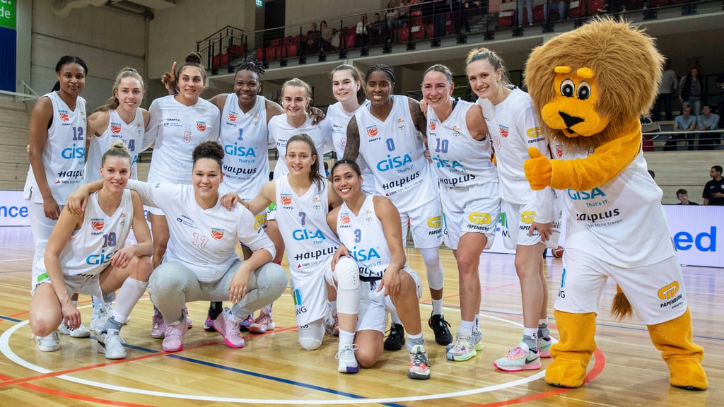 Die Spielerinnen der Gisa Lions posieren zu Siegerfoto nach dem Heimspiel gegen Marburg.