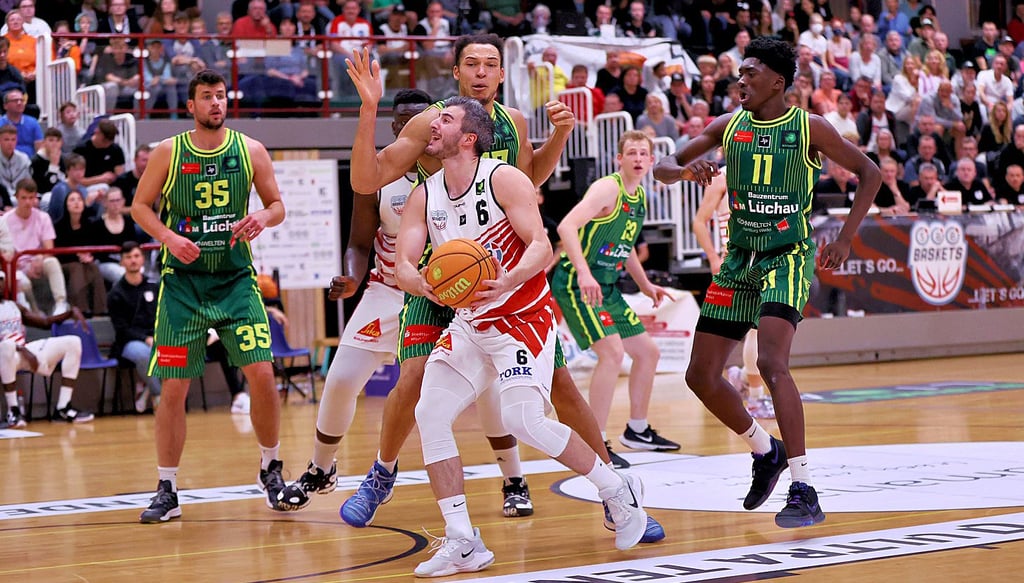 Martin Bogdanov (am Ball) und die SBB Baskets feierten am Sonnabend den zweiten Erfolg in Serie.