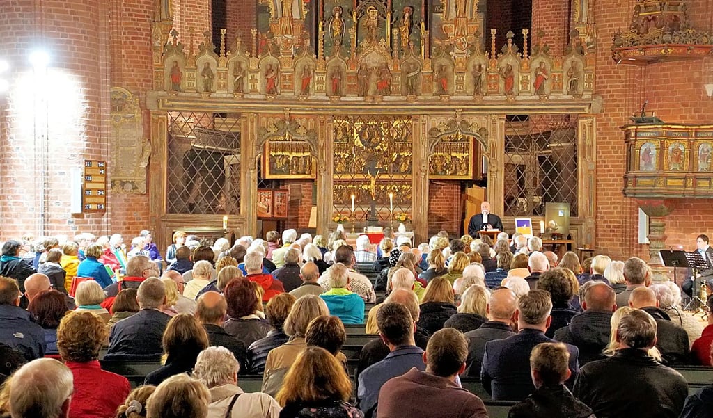 Beim Festgottesdienst zum Reformationstag in der Marienkirche Stendal spricht Superintendent Michael Kleemann vor vollen Bänken.
