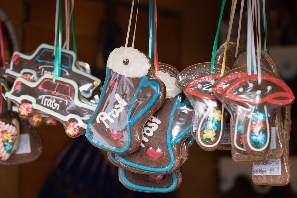 Lebkuchen hängen auf dem Pulsnitzer Pfefferkuchenmarkt an einem Verkaufsstand.