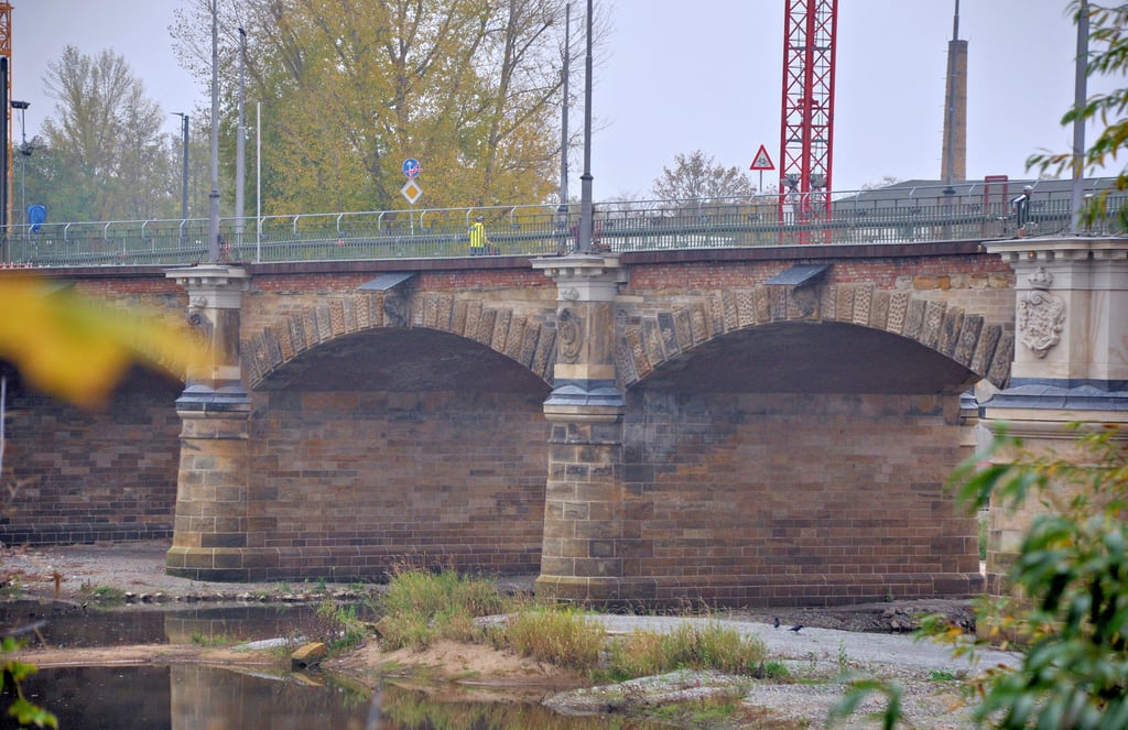 An der Anna-Ebert-Brücke in Magdeburg wurden die Gewölbe bereits saniert. Arbeiten am Oberbau stehen noch aus. Diese können erst beginnen, wenn die Brücke nach der Freigabe der benachbarten Pylonbrücke vollständig gesperrrt werden kann.