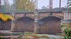 An der Anna-Ebert-Brücke in Magdeburg wurden die Gewölbe bereits saniert. Arbeiten am Oberbau stehen noch aus. Diese können erst beginnen, wenn die Brücke nach der Freigabe der benachbarten Pylonbrücke vollständig gesperrrt werden kann. 