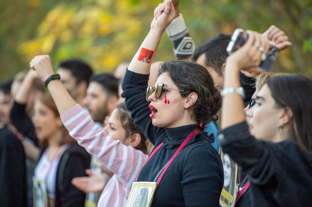 Teilnehmer einer Solidaritätsdemonstration mit den Protestierenden im Iran bilden eine Menschenkette.
