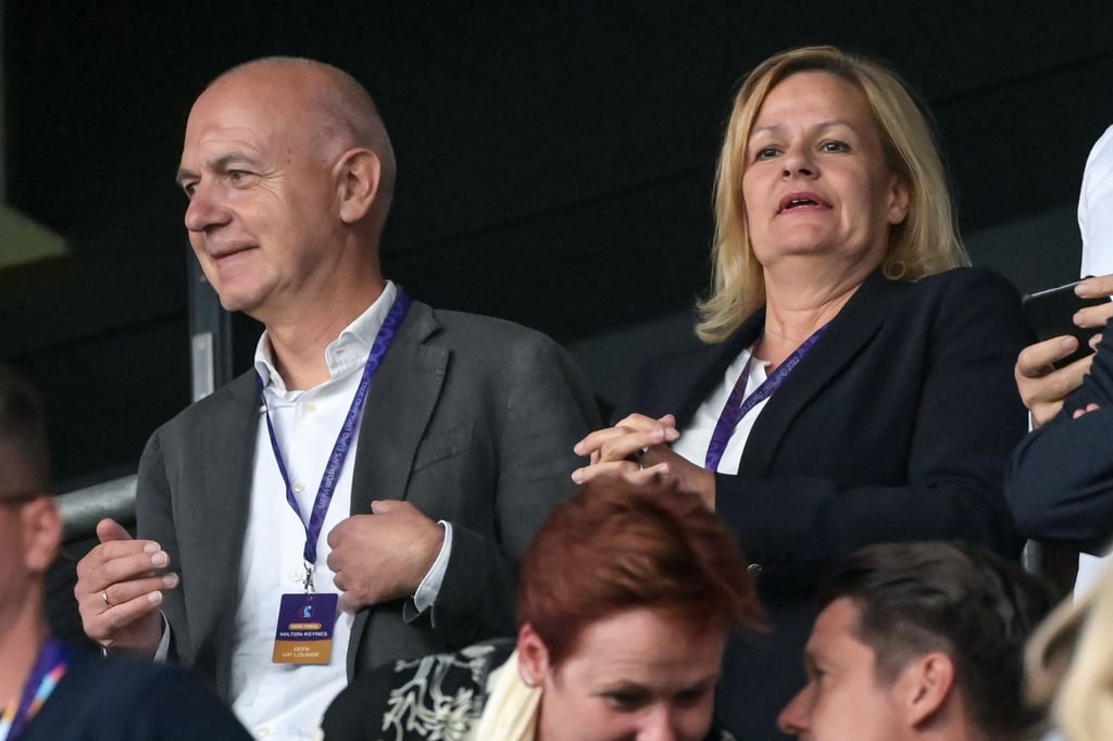 Reisen gemeinsam nach Katar: DFB-Präsident Bernd Neuendorf und Bundesinnenministerin Nancy Faeser.