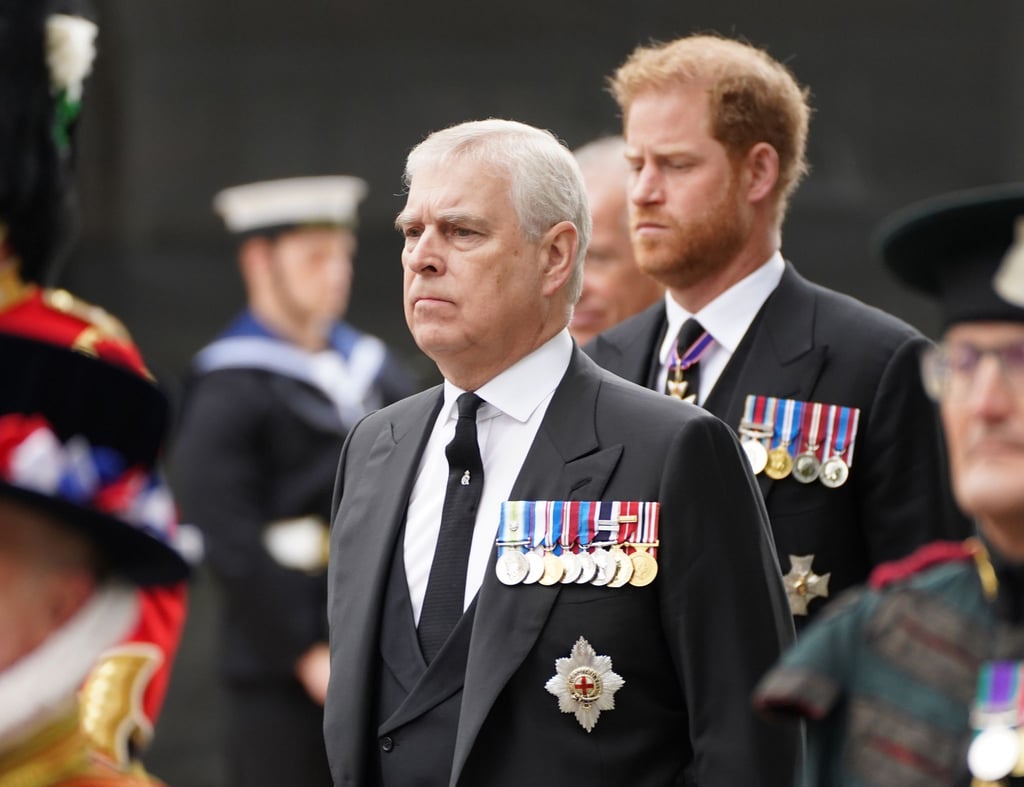 Prinz Andrew, Herzog von York (l), und der Herzog von Susssex, Prinz Harry (dahinter) kommen zum Staatsakt vor der Beisetzung von Königin Elizabeth II. in der Westminster Abbey.