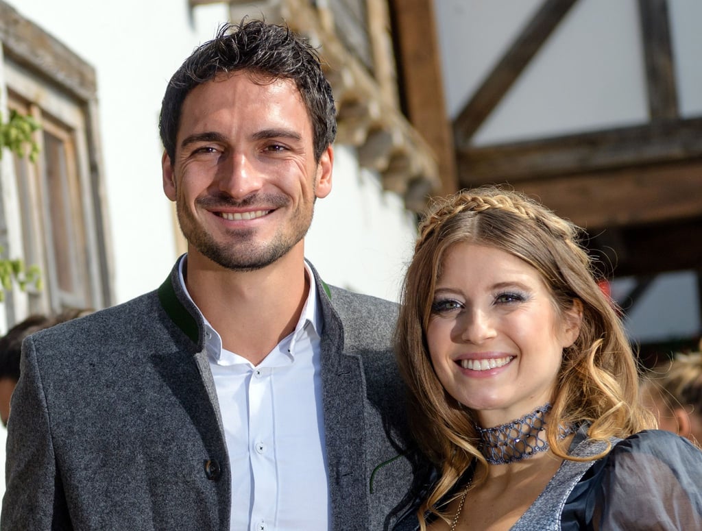 Der Fußballspieler Mats Hummels kommt mit seiner damaligen Frau Cathy Hummels in das Käferzelt auf dem Oktoberfest auf der Theresienwiese (2017).