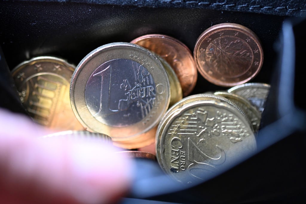 Die extrem hohe Inflation bremst Deutschlands Sparer aus.