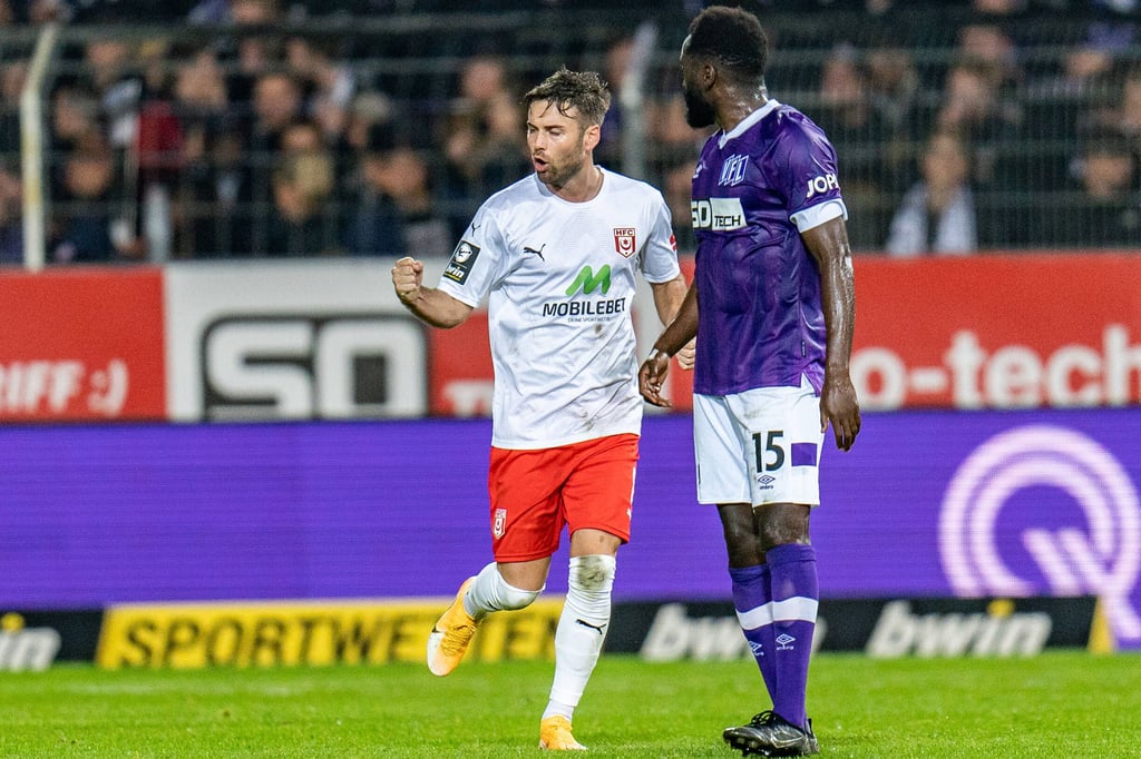 Niklas Kreuzer jubelt nach seinem verwandelten Elfmeter.