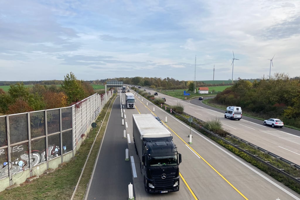 Blick auf die Autobahn 2. In Höhe der Anschlussstelle Burg-Zentrum werden in Richtung Hannover Sanierungsarbeiten an der Fahrbahn ausgeführt.