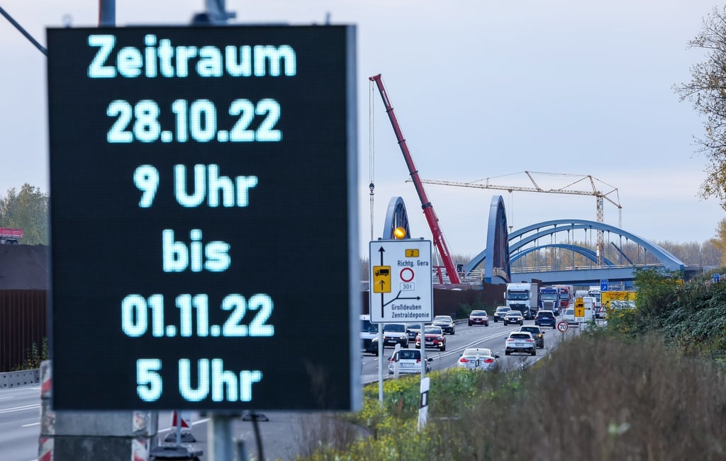 Eine Anzeigetafel informiert Verkehrsteilnehmer über das geplante Einheben einer Stahlbogenbrücke.