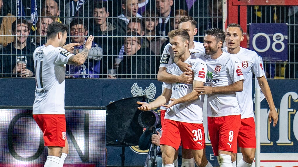 Der HFC jubelt früh beim VfL Osnabrück nach dem Tor von Tom Zimmerschied zum 1:0.