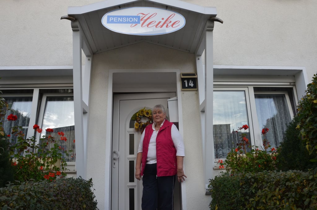 Heike Lorenz vor ihrer Pension in Bad Salzelmen. In der Masse kommen keine Touristen zu ihr.