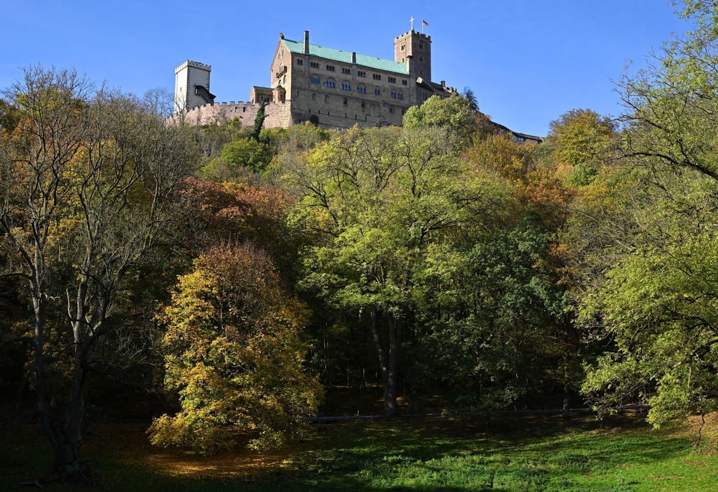 Herbstlich färbt sich das Laub der Bäume an der Wartburg bei Eisenach.