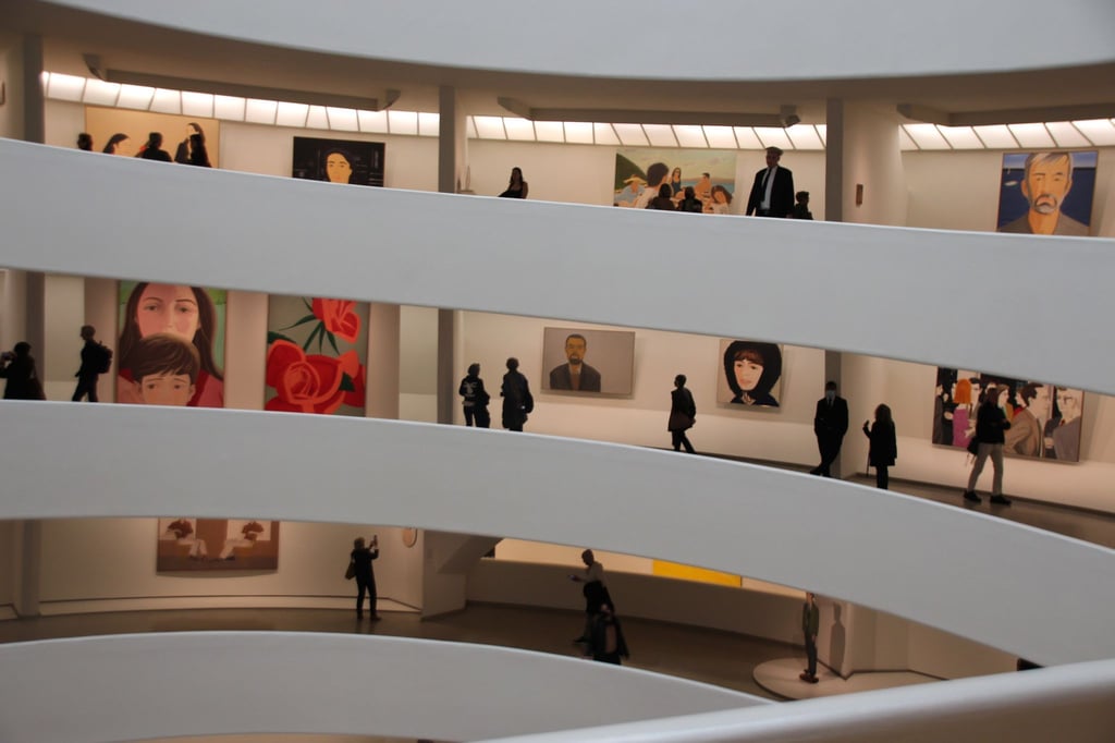 Besucher gehen durch die Ausstellung „Alex Katz: Gathering“ im New Yorker Guggenheim Museum.