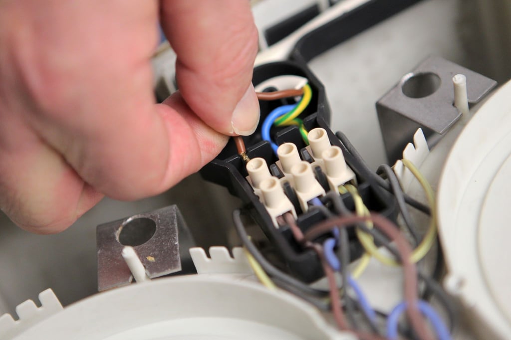 Reparaturen an Elektrogeräten sollten nur Personen mit den nötigen Vorkenntnissen durchführen - die Unfallgefahr ist hoch.