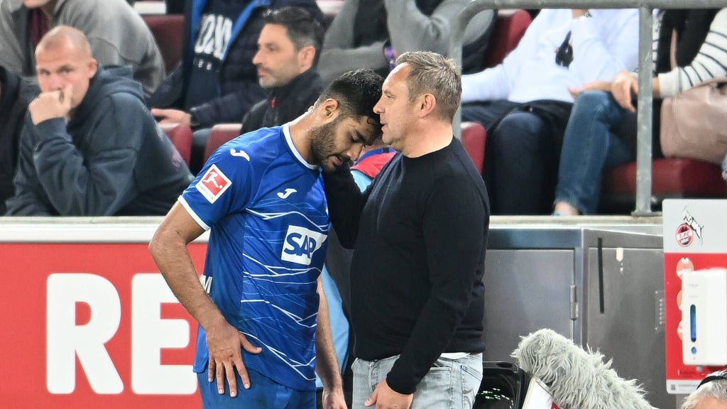 Ozan Kabak geht nach seinem Platzverweis vom Feld und wird von Hoffenheims Trainer André Breitenreiter getröstet.