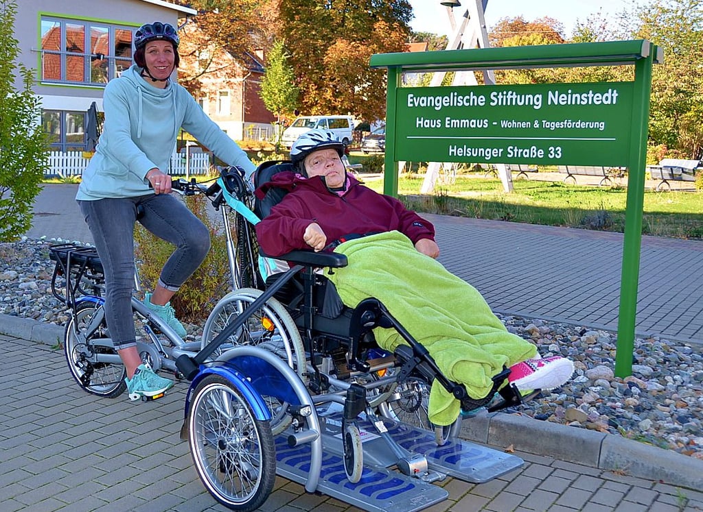 Mobil mit neuem Rad: Kerstin Flor (vorn) bei der ersten Ausfahrt mit Katja Weber durch Blankenburg.