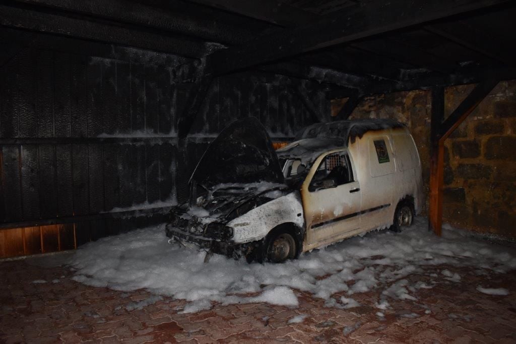 Der VW wurde bei dem Brand in Harsleben völlig zerstört.