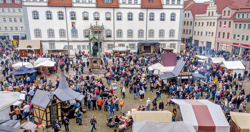 Ein vertrautes Bild jährlich zum Reformationsfest: das mittelalterliche Spektakel auf dem Wittenberger Markt.
