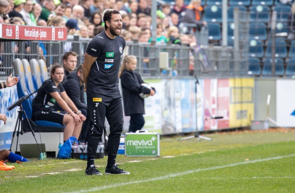 Trainer Sebastian Middeke von Turbine Potsdam ruft seinem Team etwas zu.