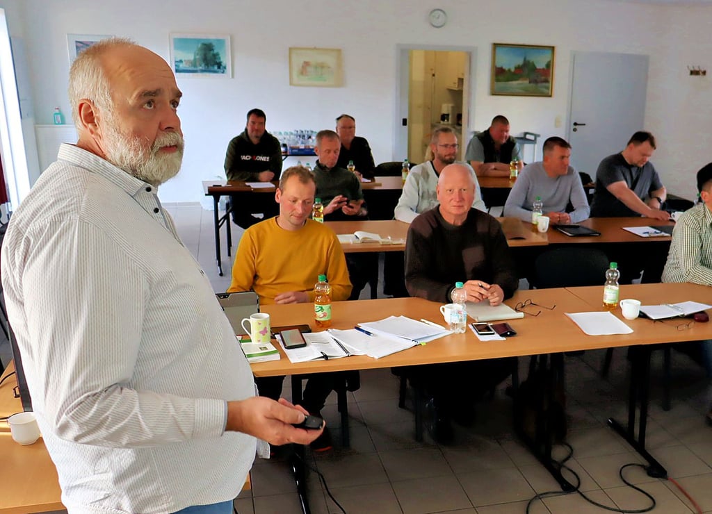Roland Kitzrow (links) leitete in den vergangenen Tagen ein Seminar für Wildschadenschätzer in Röwitz.