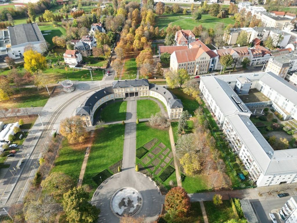 Herbstlich zeigt sich die Orangerie in der Oktobersonne (Aufnahme mit einer Drohne).