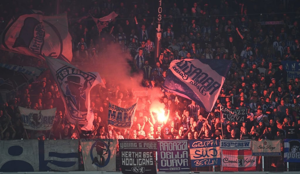 Hertha Fans haben Pyrotechnik gezündet.